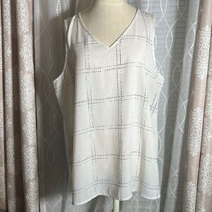Apt.9 sleeveless v neck top with black/tan marks size XL.